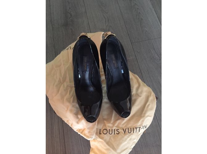 Décolleté Louis Vuitton in vernice nera con punta aperta 36.5 Nero - vista 5