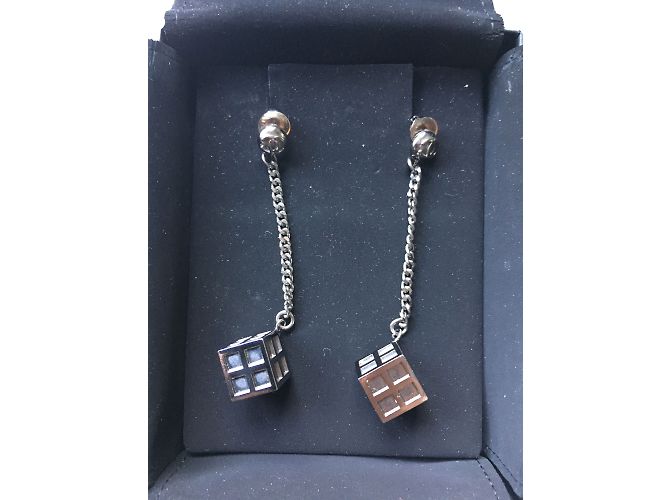 Orecchini Chanel Simbolo Dado con Catena Grigio Acciaio - vista 2