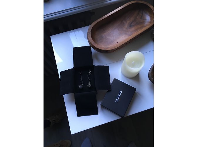 Orecchini Chanel Simbolo Dado con Catena Grigio Acciaio - vista 3