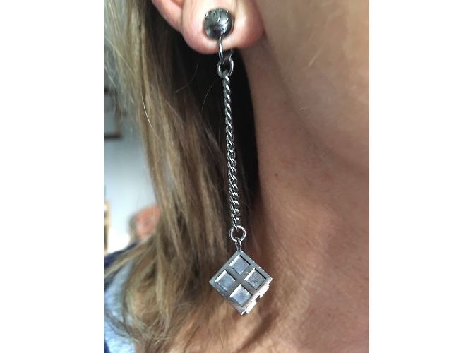 Orecchini Chanel Simbolo Dado con Catena Grigio Acciaio - vista 5