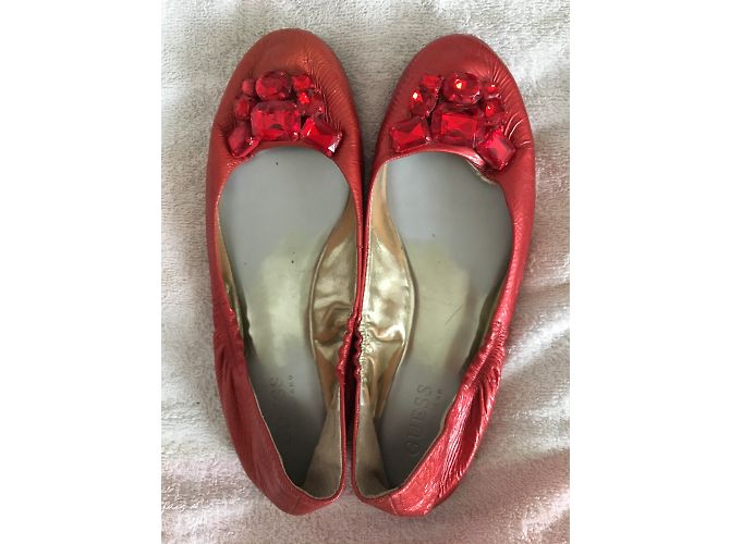 Bailarinas Guess de charol rojo con pedrería Roja - vista 3