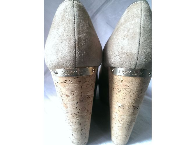 Jimmy Choo Keilschuhe aus Wildleder in Beige - Ansicht 10