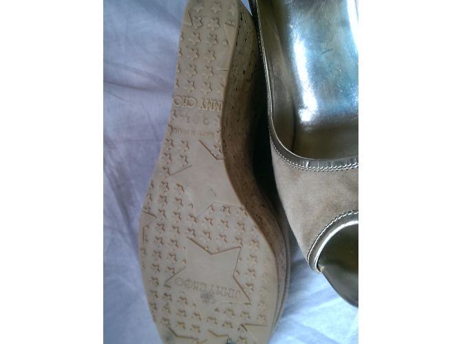 Jimmy Choo Keilschuhe aus Wildleder in Beige - Ansicht 11