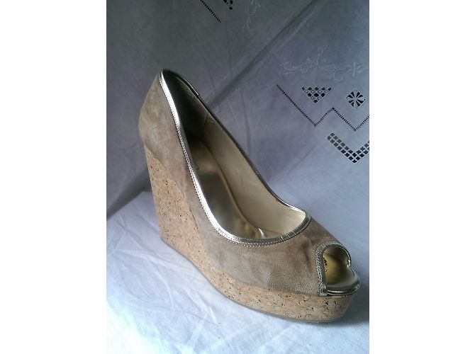 Jimmy Choo Keilschuhe aus Wildleder in Beige - Ansicht 2