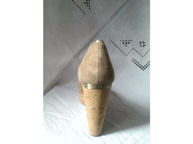 Jimmy Choo Keilschuhe aus Wildleder in Beige - Ansicht 3