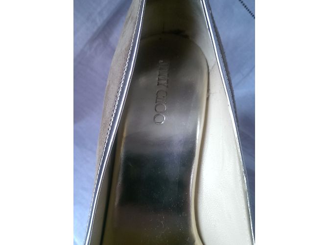 Jimmy Choo Keilschuhe aus Wildleder in Beige - Ansicht 7