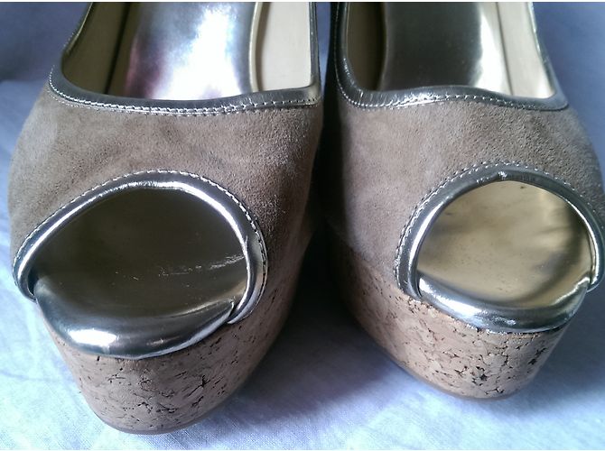 Jimmy Choo Keilschuhe aus Wildleder in Beige - Ansicht 8
