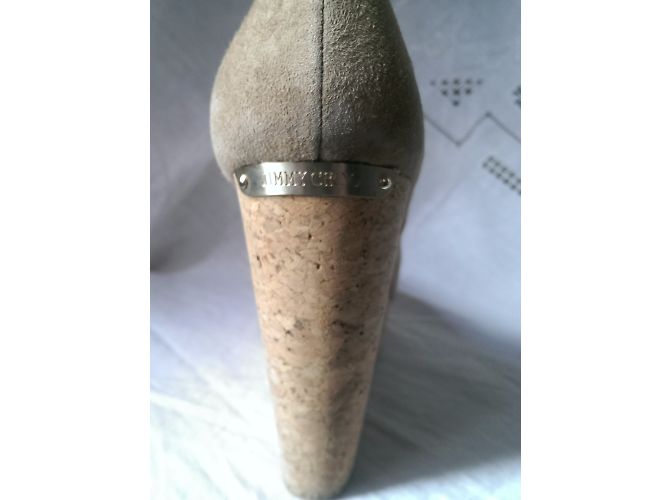 Jimmy Choo Keilschuhe aus Wildleder in Beige - Ansicht 9