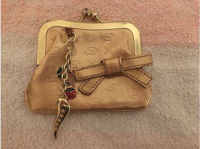 Autre Marque Cartera Carpisa Dorada en Piel Pata de Cabra con Amuletos Dorado - vista 3