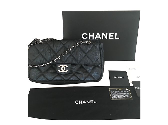 Bolsa de mão Chanel Timeless em couro preto - vista 2