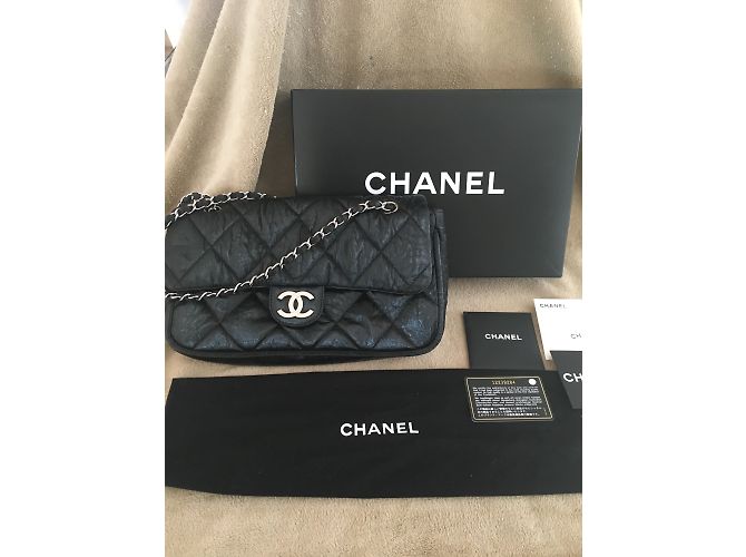 Bolsa de mão Chanel Timeless em couro preto - vista 3