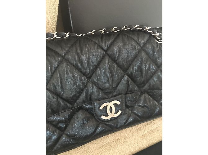 Bolsa de mão Chanel Timeless em couro preto - vista 4