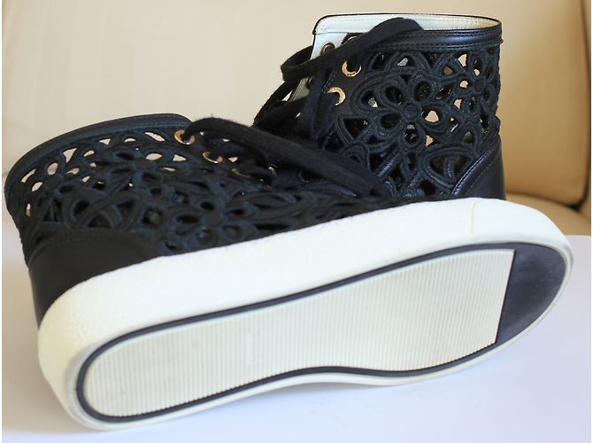Sneakers Chanel in pelle nera con lacci Nero - vista 4
