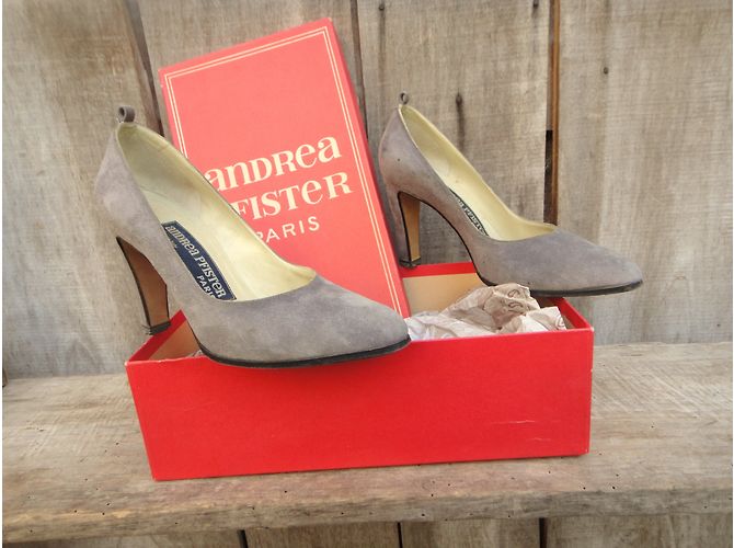 Autre Marque Andrea Pfister Pumps aus grauem Wildleder Größe 35 - Ansicht 3
