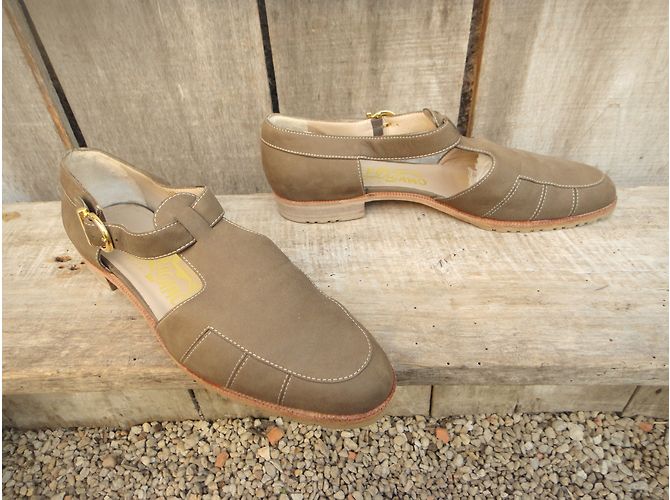 Sandali Salvatore Ferragamo in pelle di velluto kaki - vista 4
