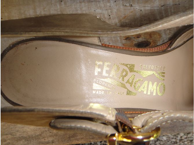 Sandali Salvatore Ferragamo in pelle di velluto kaki - vista 5