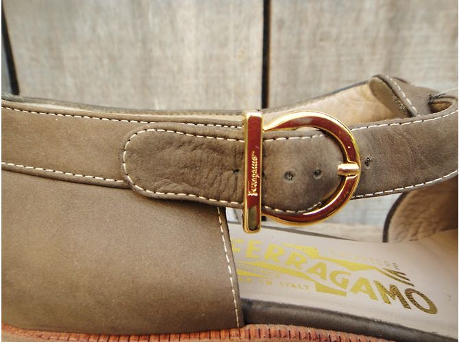Sandali Salvatore Ferragamo in pelle di velluto kaki - vista 6