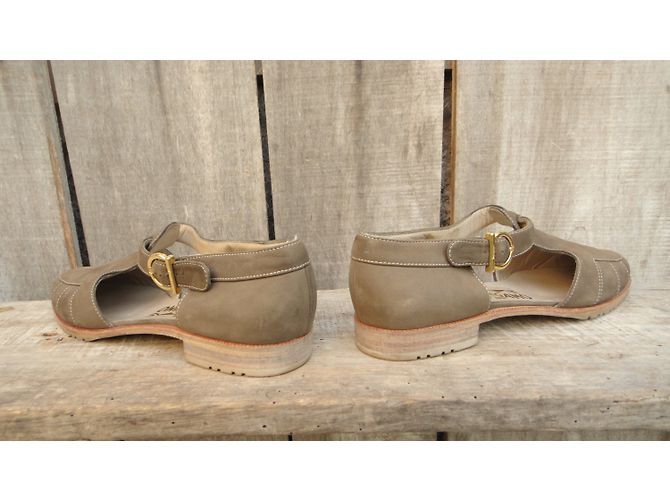 Sandali Salvatore Ferragamo in pelle di velluto kaki - vista 9
