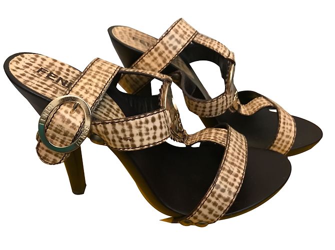 Sandali Fendi in pelle marrone beige Taglia 35 - vista 2