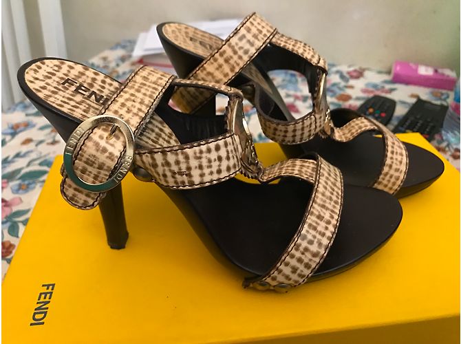 Sandali Fendi in pelle marrone beige Taglia 35 - vista 4