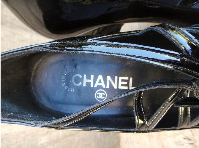 Décolleté Chanel Vogue in vernice nera 37FR Nero - vista 6