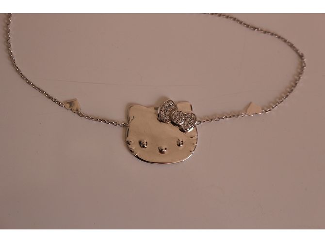 Victoria Casal ciao Kitty Argento - vista 9
