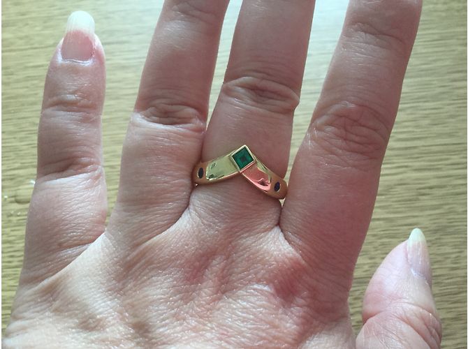 Autre Marque Anello wishbone in oro giallo 18ct con smeraldo e zaffiro Verde - vista 3