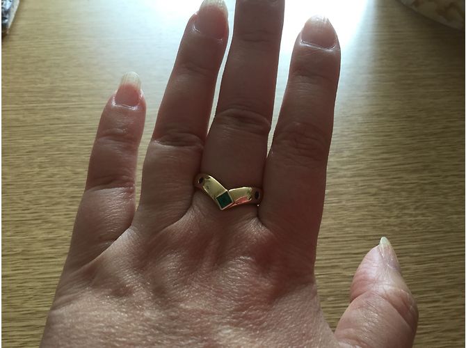 Autre Marque Anello wishbone in oro giallo 18ct con smeraldo e zaffiro Verde - vista 4