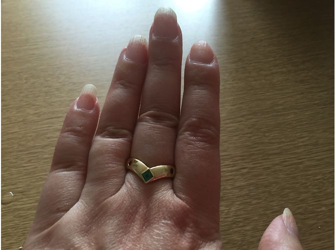 Autre Marque Anello wishbone in oro giallo 18ct con smeraldo e zaffiro Verde - vista 5