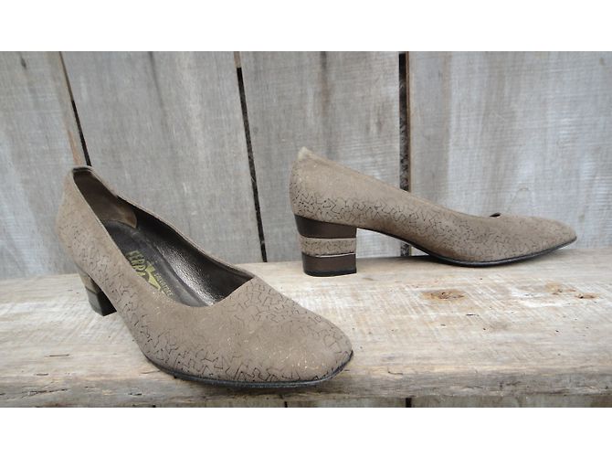 Décolleté Salvatore Ferragamo in velluto taupe - vista 3