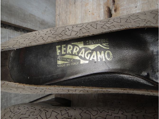 Décolleté Salvatore Ferragamo in velluto taupe - vista 4