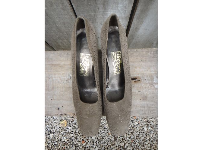Décolleté Salvatore Ferragamo in velluto taupe - vista 6
