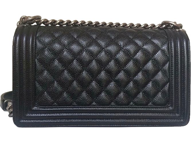 Le Boy Sublime Chanel Boy Medium em couro preto acolchoado - vista 2