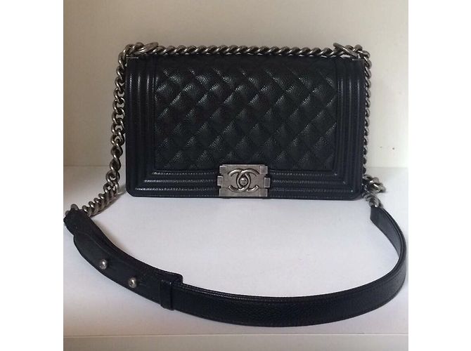 Le Boy Sublime Chanel Boy Medium em couro preto acolchoado - vista 3
