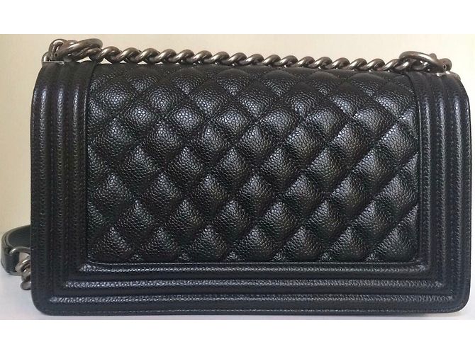 Le Boy Sublime Chanel Boy Medium em couro preto acolchoado - vista 4