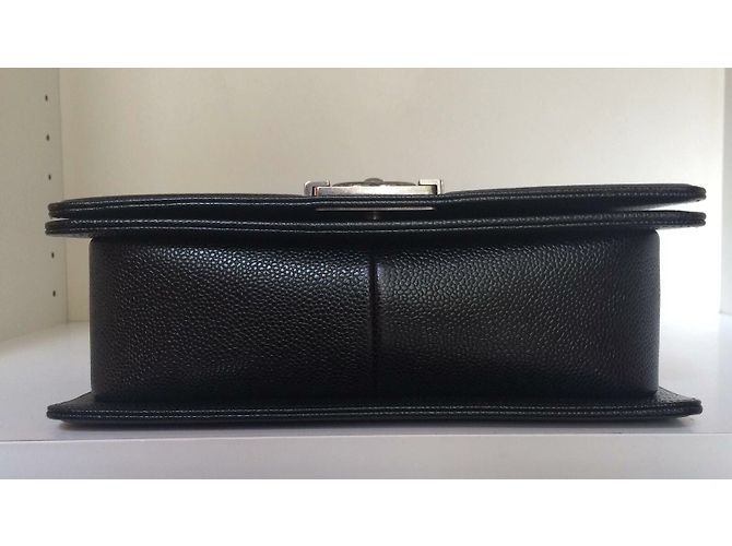 Le Boy Sublime Chanel Boy Medium em couro preto acolchoado - vista 6
