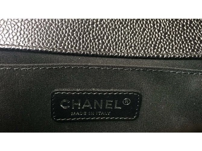 Le Boy Sublime Chanel Boy Medium em couro preto acolchoado - vista 7