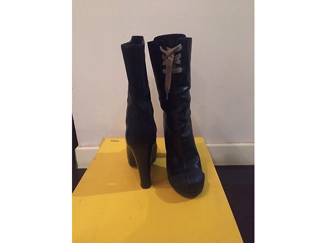 Fendi Lederstiefel Schwarz mit 12cm Absatz - Ansicht 3