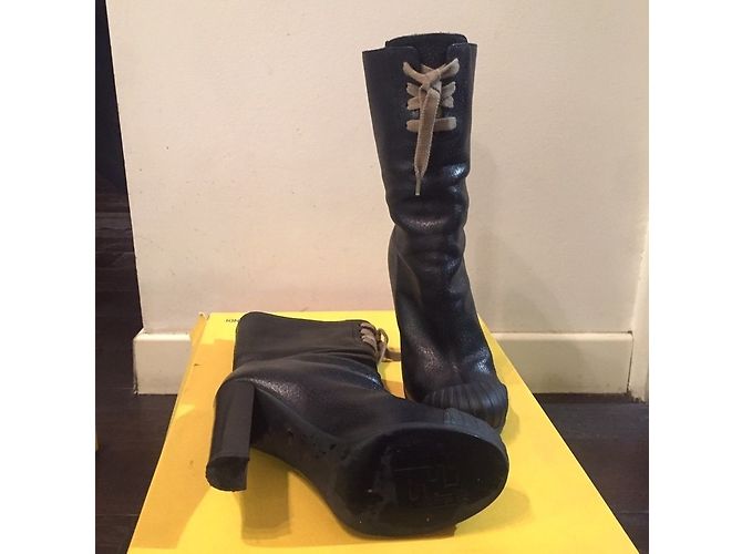 Fendi Lederstiefel Schwarz mit 12cm Absatz - Ansicht 4