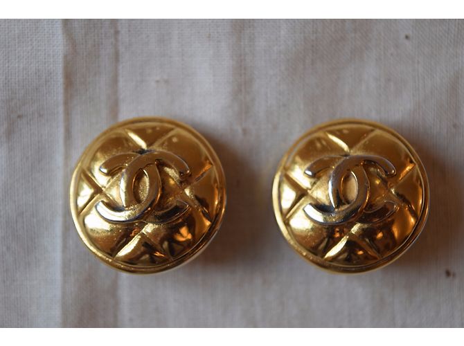Vintage Ohrstecker mit Chanel-Knopf Golden - Ansicht 3
