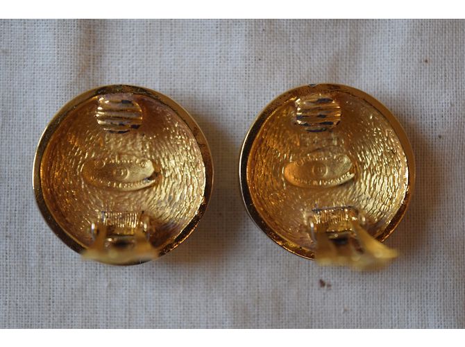 Vintage Ohrstecker mit Chanel-Knopf Golden - Ansicht 4