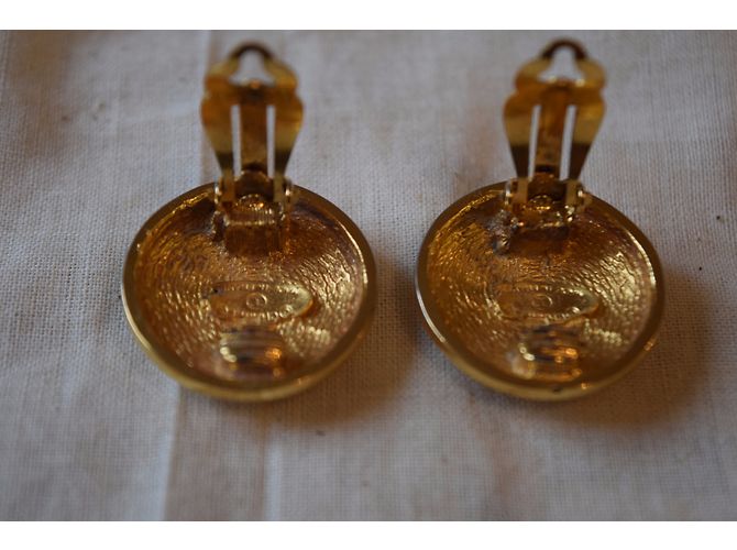 Vintage Ohrstecker mit Chanel-Knopf Golden - Ansicht 6