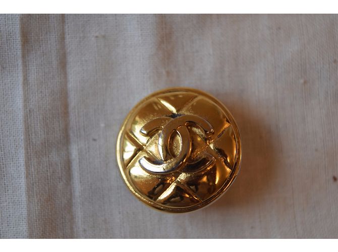 Vintage Ohrstecker mit Chanel-Knopf Golden - Ansicht 7