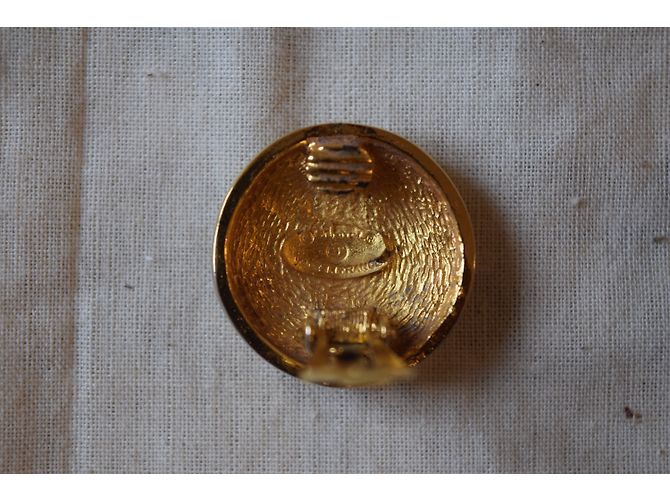 Vintage Ohrstecker mit Chanel-Knopf Golden - Ansicht 8