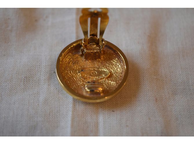 Vintage Ohrstecker mit Chanel-Knopf Golden - Ansicht 9