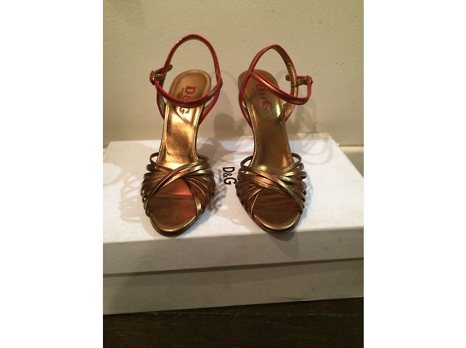 Sandali Dolce & Gabbana Oro e Rosso in Pelle a Punta Aperta D'oro - vista 3