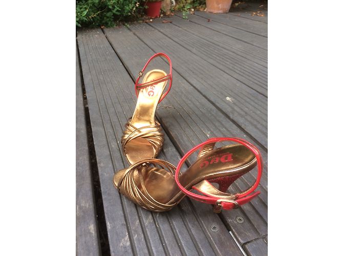 Sandali Dolce & Gabbana Oro e Rosso in Pelle a Punta Aperta D'oro - vista 5