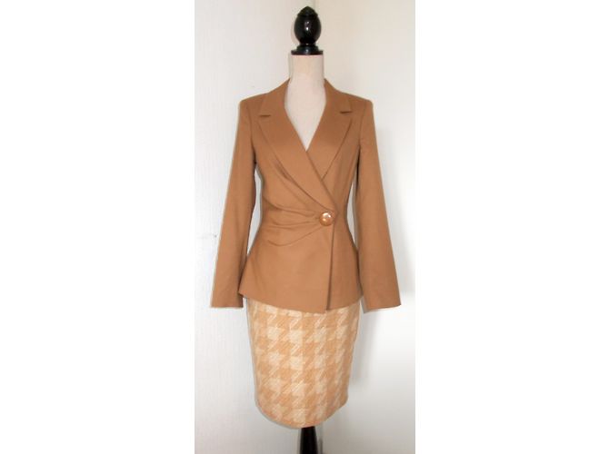 Autre Marque Conjunto de saia e jaqueta de lã e tweed bouclette camelo Tamanho 38 - vista 3