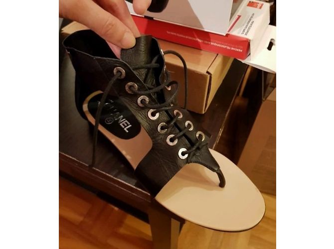 Chanel Sandalen aus schwarzem Leder - Ansicht 2