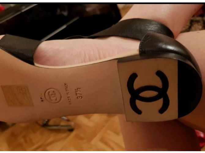 Chanel Sandalen aus schwarzem Leder - Ansicht 3